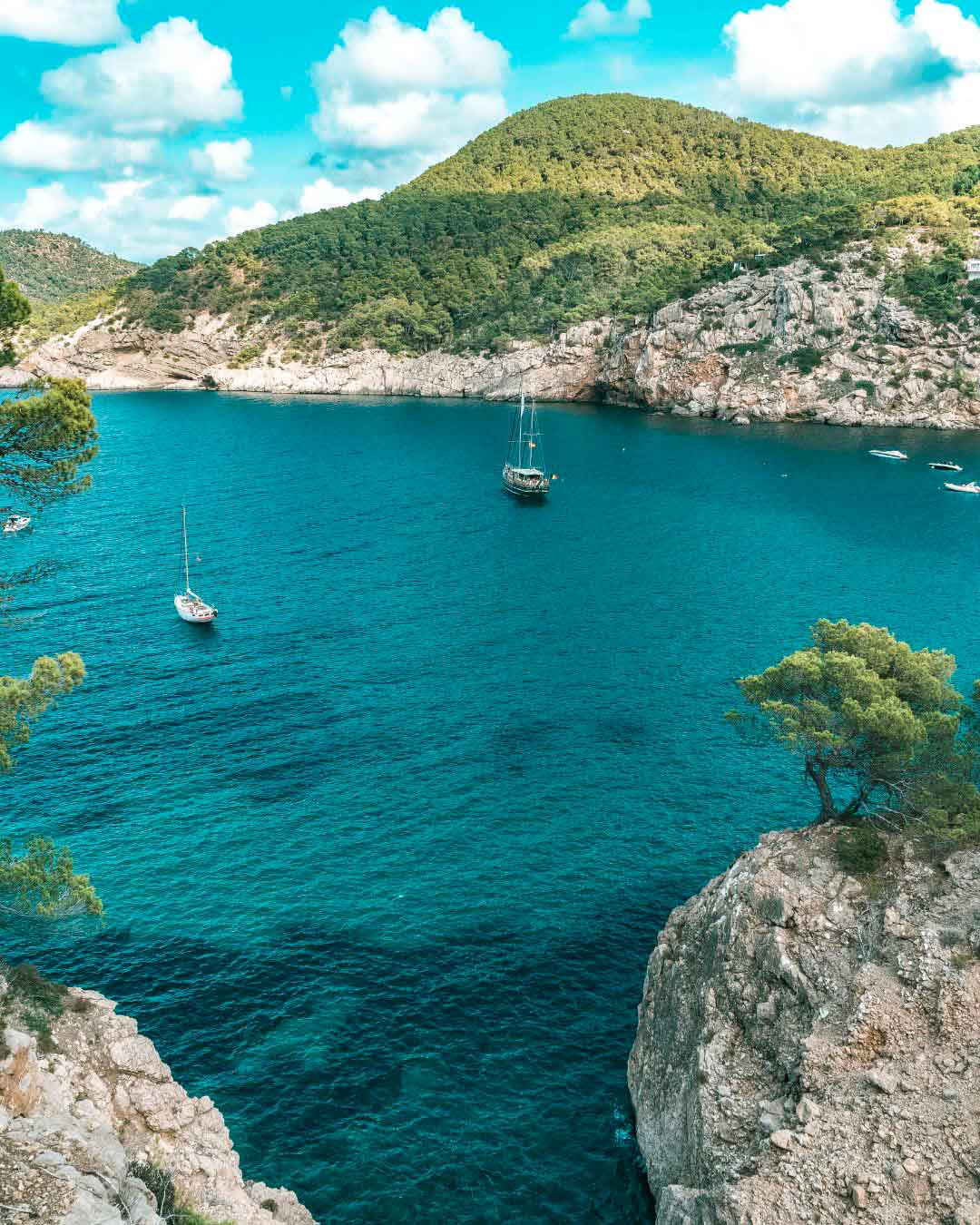 Donde dormir en Ibiza con niños: Cala Llonga